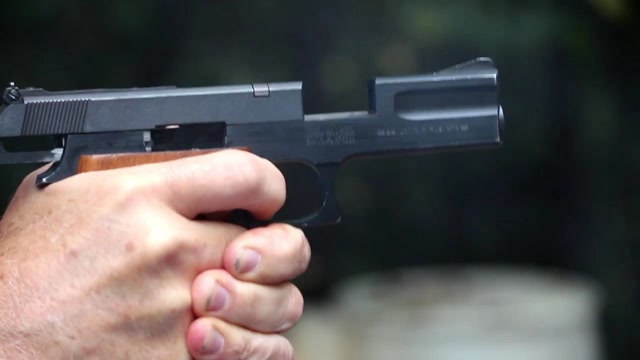 史密斯韦森.22小口径手枪,射击的时候后坐力极小,可以忽略不计