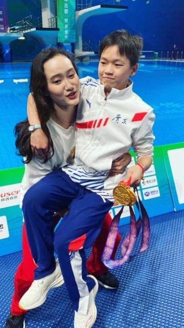 全红婵被世界冠军们各种公主抱,好家伙这也太可爱了