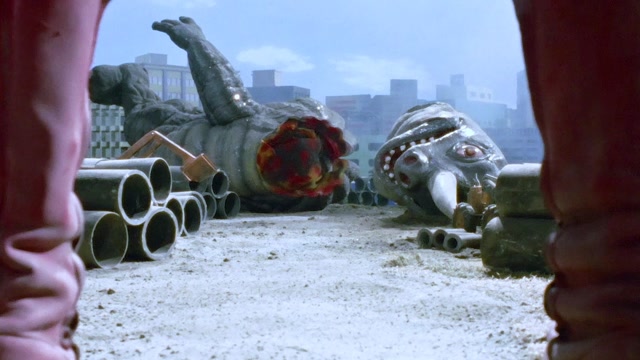 泰罗vs不死怪兽林顿:那它到底是怎么死的,是奥父拿羽毛插死的!