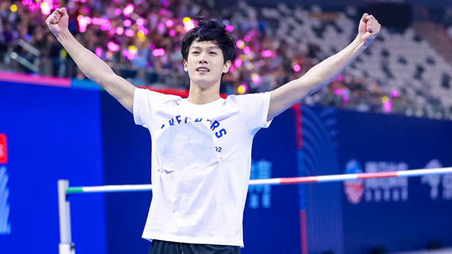 【男子跳高决赛】李昀锐轻松过杆夺得首金