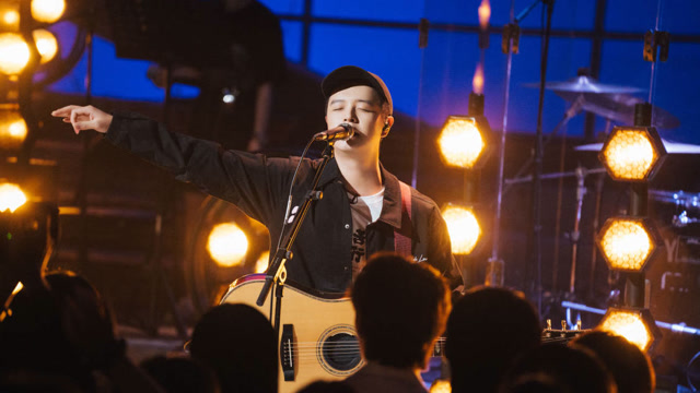 马頔《大雁》综艺舞台首秀,吉他弹唱出快意风骨