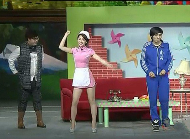 小品《大腕来袭》柳岩穿护士装演小品求被潜!