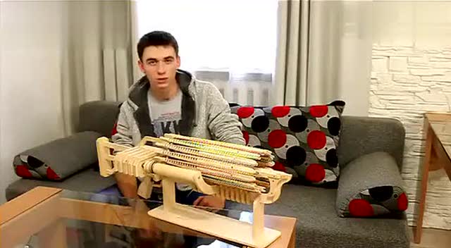 牛人制作一个木头加特林 厉害了