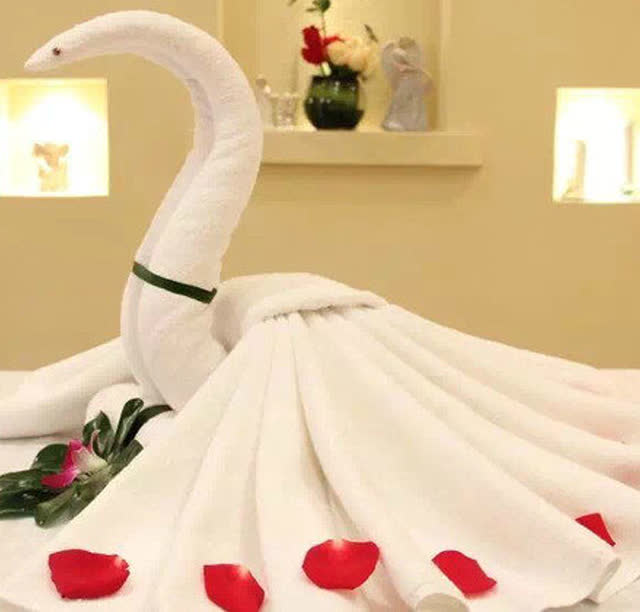 用毛巾叠天鹅,家里也能这么装饰