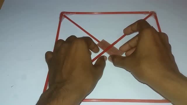 塑料袋这样几下就可以改装成孔明灯,点上火能飞好高好高!