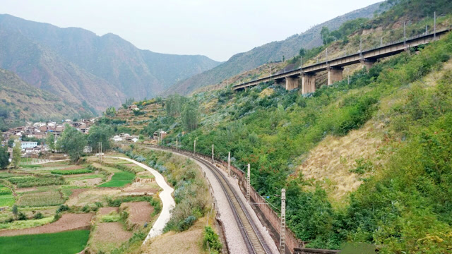 成昆铁路六渡河展线火车折返跑爬山 上下两层铁路近在咫尺