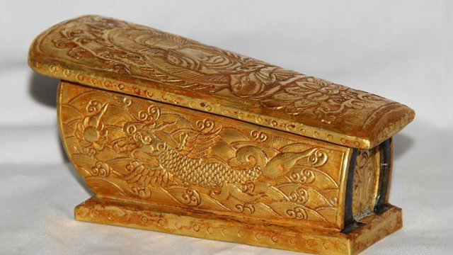 大叔抱着祖传棺材来鉴定,专家一摸瞬间变脸:阴气太重的殉葬品