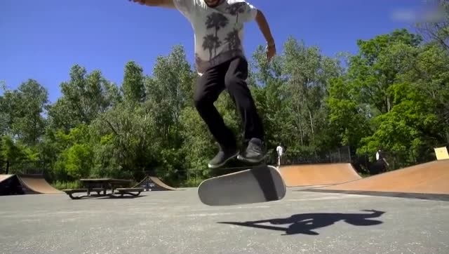 帅气滑板转板慢镜头