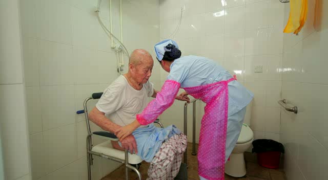 协助老人洗澡