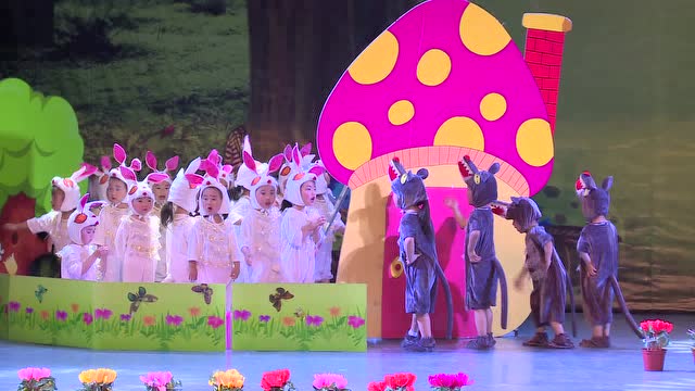 远安县商业幼儿园小二班童话剧《小兔子乖乖》