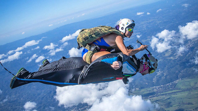 这姿势略尴尬!作死青年骑乘式翼装飞行!