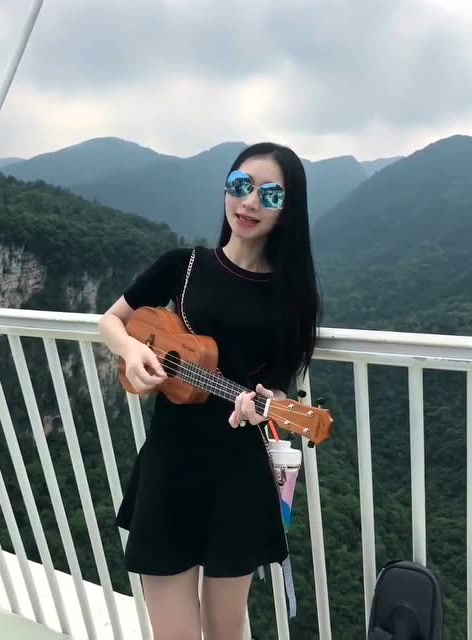 腿长人美的babydanny丹妮唱《我想》声音麻麻酥酥的