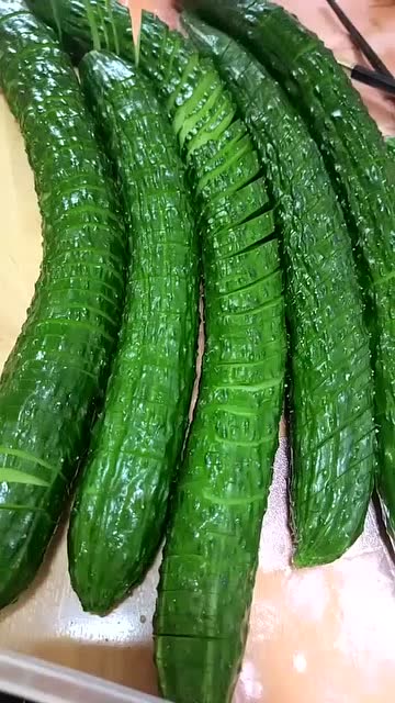 黄瓜切花刀,然后这样腌制更好吃