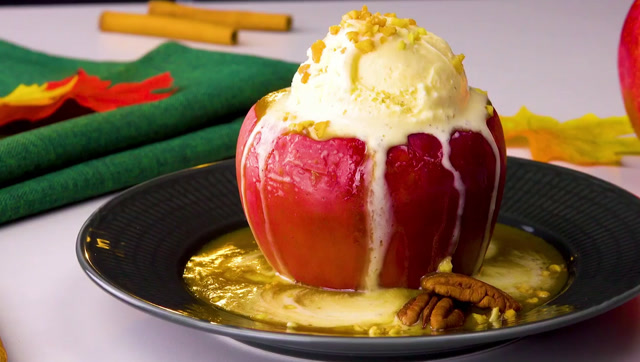 烤苹果冰淇淋焦糖酱做法教程:创意冬季甜点!