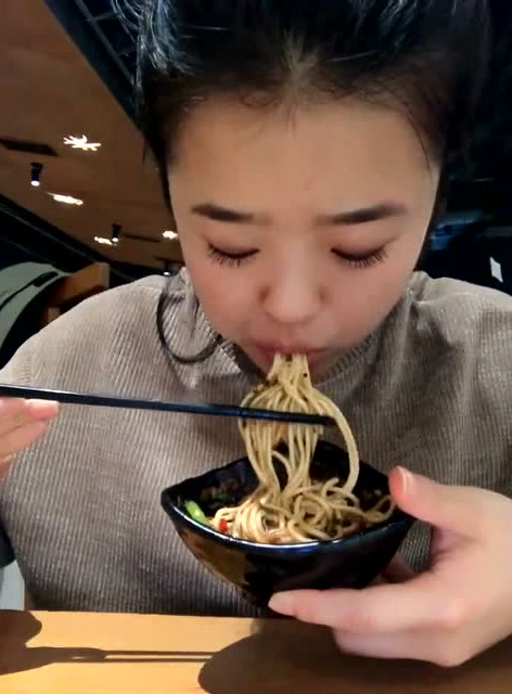 美眉大口吃面条,大口吃好有食欲啊,看着就饿了