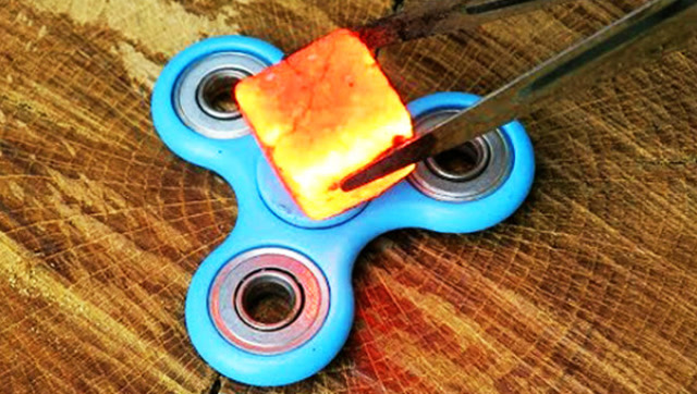 烧红的煤块挑战指尖陀螺,结果会怎样呢?