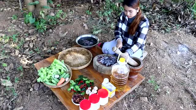 柬埔寨美食:美女户外烹饪鱿鱼