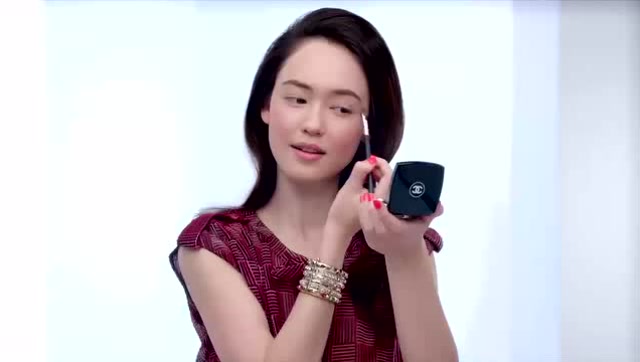 香奈儿妆容菲奥娜夏季雾感妆容,演绎自由时髦女性态度!