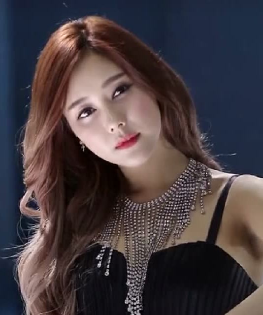 清纯美女眼神放电,这样的车模请的值!