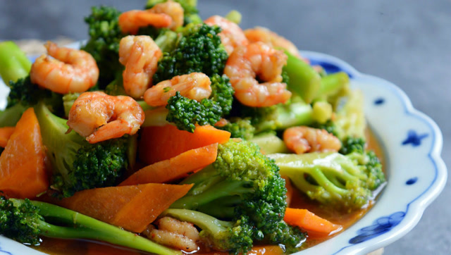蒜蓉西兰花炒虾仁,荤素搭配的家常菜,吃一次还会想吃第二次