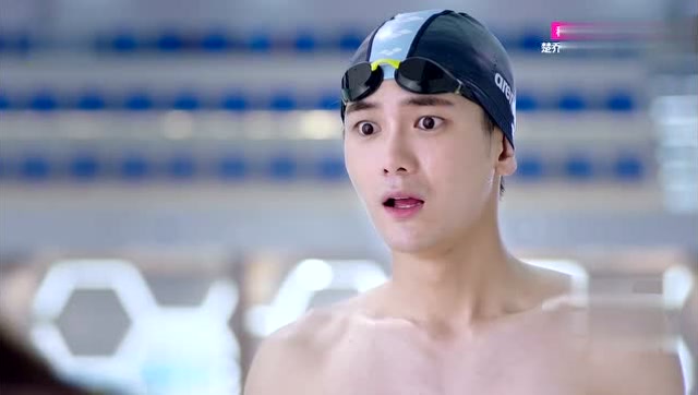 《浪花一朵朵》云朵偷进游泳馆,突然从水里出现的唐一白把她吓跑