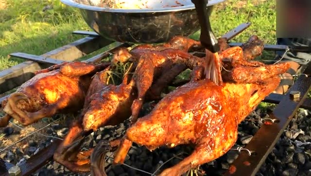 印度大哥野外做的烤鸭美味!色泽超好,味道赞!