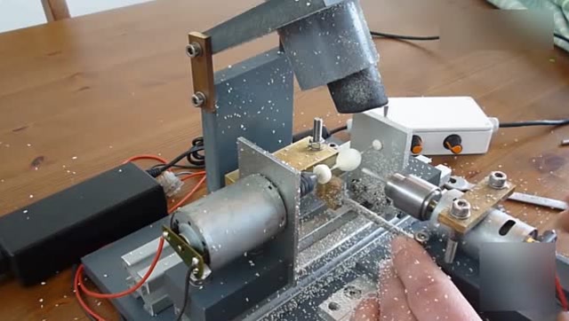 自制迷你车床加工钓鱼浮漂,能做出这车床,真是太有才了