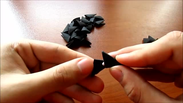 分享三角插折纸 一只形象的蝎子 而且不废纸