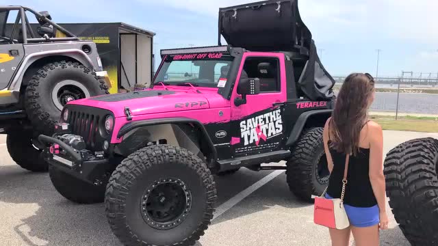 不失霸气 实拍改装版粉红色jeep牧马人