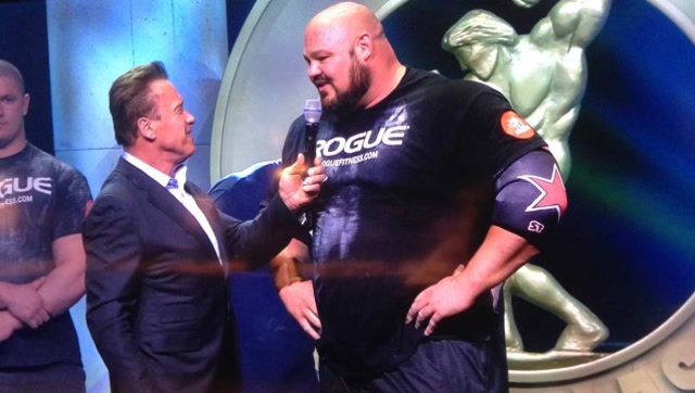 布莱恩肖:4届大力士冠军,身高2米体重400斤,体格比施瓦辛格还大