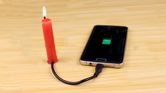 神奇的手机技巧:蜡烛也可以给手机充电