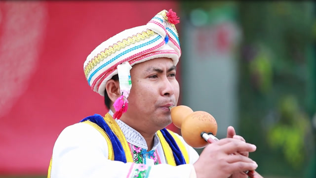 这位傣族小伙演奏的一曲葫芦丝,瞬间把我带到了彩云之南