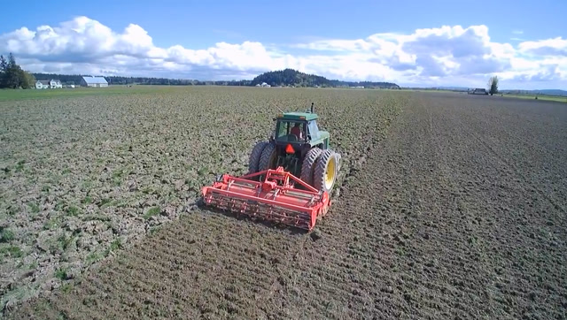 春季的耙地与旋耕作业