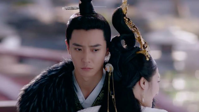 杨坚与伽罗亲热,知道曼陀回京,像装了弹簧似的飞奔过去