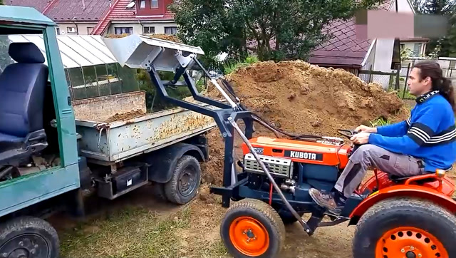 外国小伙把拖拉机改装成装载机,干起活来还真实用