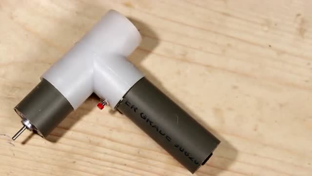 牛人在家自制的电动手钻,用来制作diy挺实用的,很有创意