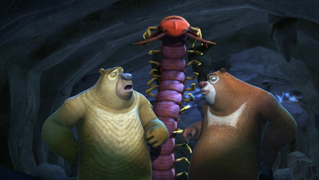 熊大熊二被出现在身后的大怪物吓坏了,呆萌熊二可不要哭啊