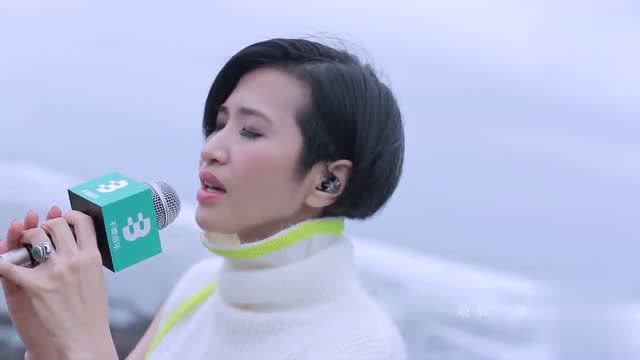 歌手梁一贞催泪演绎经典歌曲