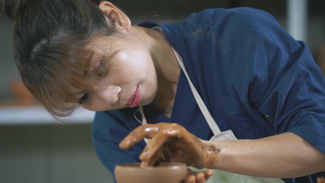 一片金叶呈现于建盏上女匠人历经千万次试验终于烧成盏中金叶