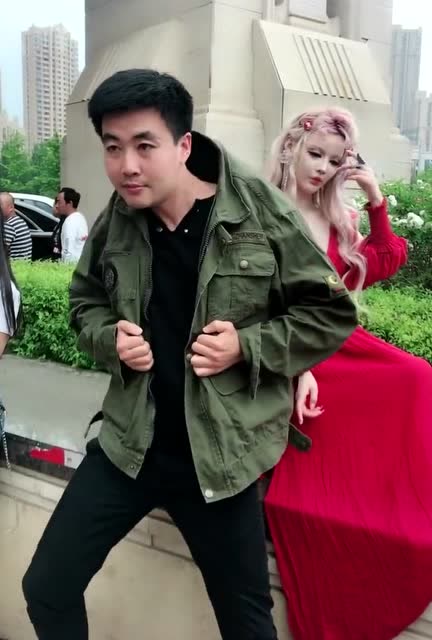 这大叔的断头舞挺厉害的