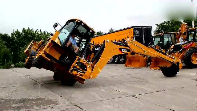 cat挖掘机,现场来一个高难度动作!
