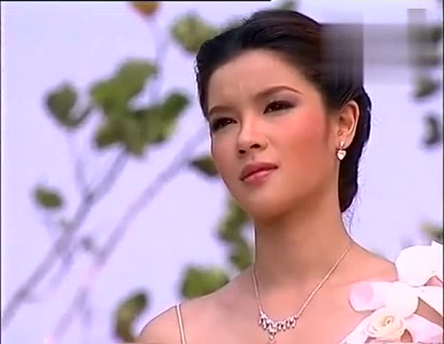 《玻钻之争》结局:琦文光明正大搂住楠佩,直接给她一个吻