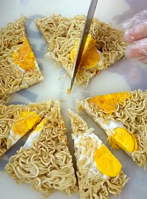 安夏美食坊,方便面鸡蛋饼,非常好吃,健康美味,你学会了吗?