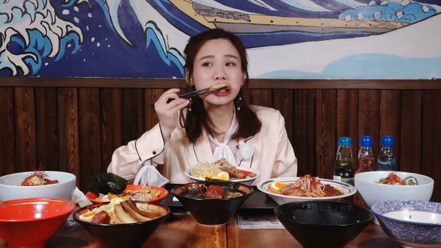中国大胃王密子君吃特色拉面,吸溜声音真过瘾,网友:看的我也想吃