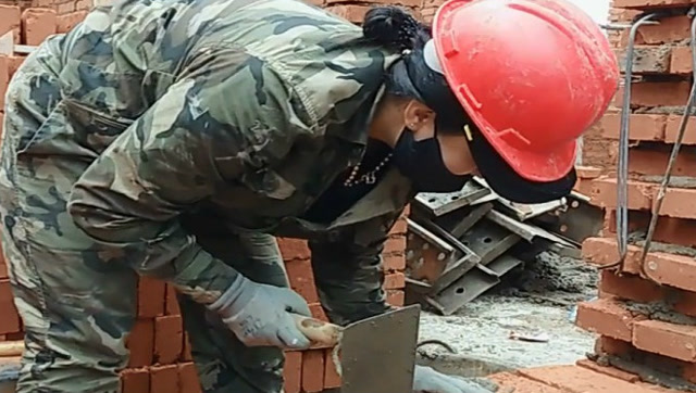 工地女瓦工砌砖,这手艺真老练,一年到头不缺活干