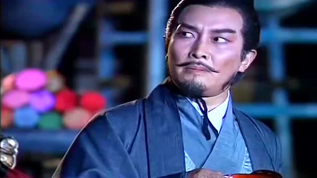 三国演义孔明问了几个问题,关羽回答完,孔明推出去斩了