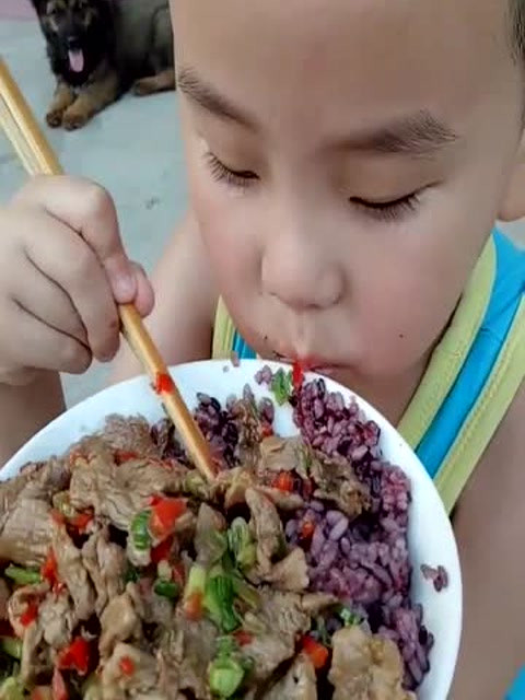这孩子吃饭真香,不辣吗
