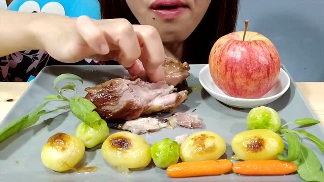 看看美女怎么吃烤猪腿肉,吃的津津有味香喷喷,看的好馋人