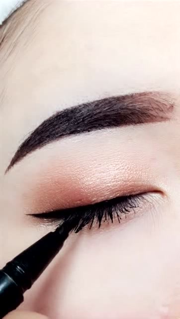 自然眼线这样画,眼睛变得又大又圆,新手必学