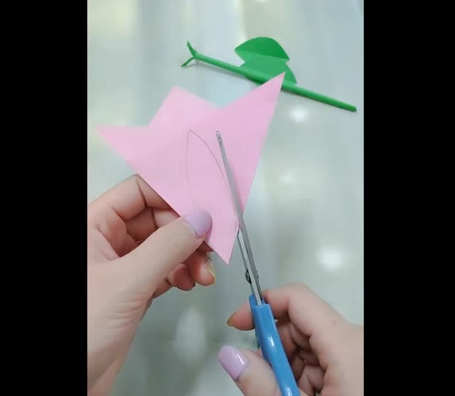 用剪子剪一刀,展开后就是漂亮的花朵,特别好看